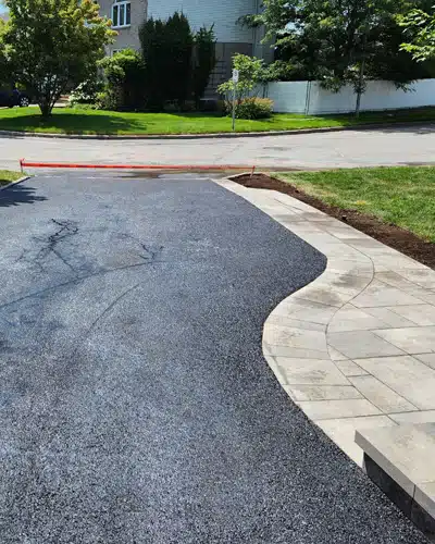 Installation d'asphalte et de pavage sur la Rive-Sud.
