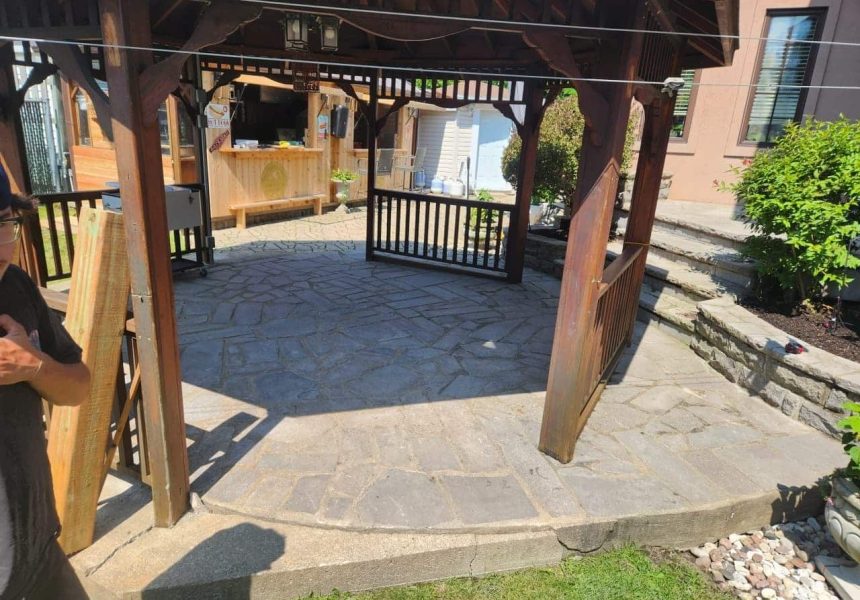 Installation d'un patio en pavé uni sur la Rive-Sud | Avant.