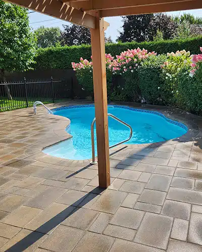 Installation contour de piscine en pavé uni | Montérégie.