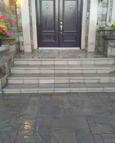 Installation de palier et marches en pavé uni | Rive-Sud.