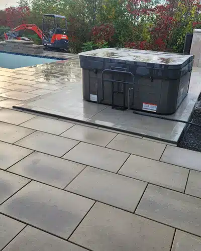 Installation de pavé uni sur la Rive-Sud.